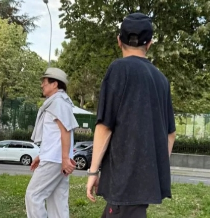  成龙房祖名同游瑞士 父子同框照罕流出