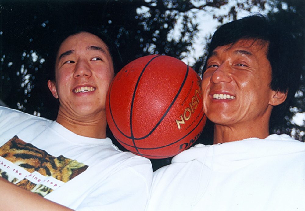  成龙房祖名同游瑞士 父子同框照罕流出