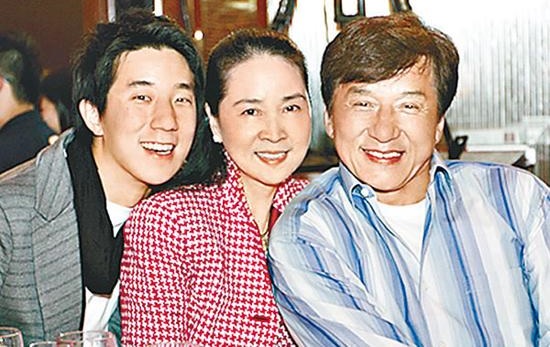  成龙房祖名同游瑞士 父子同框照罕流出