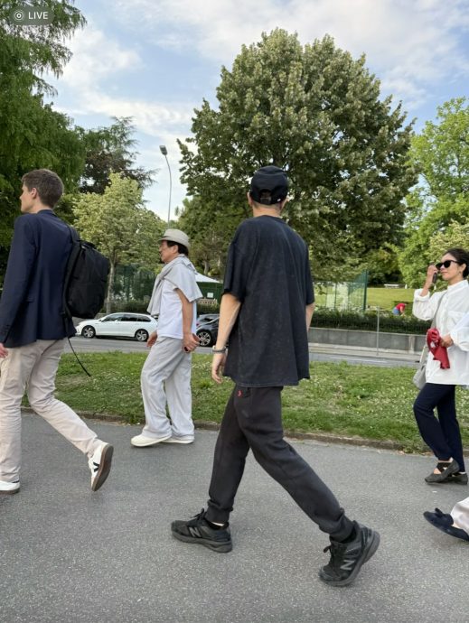  成龙房祖名同游瑞士 父子同框照罕流出