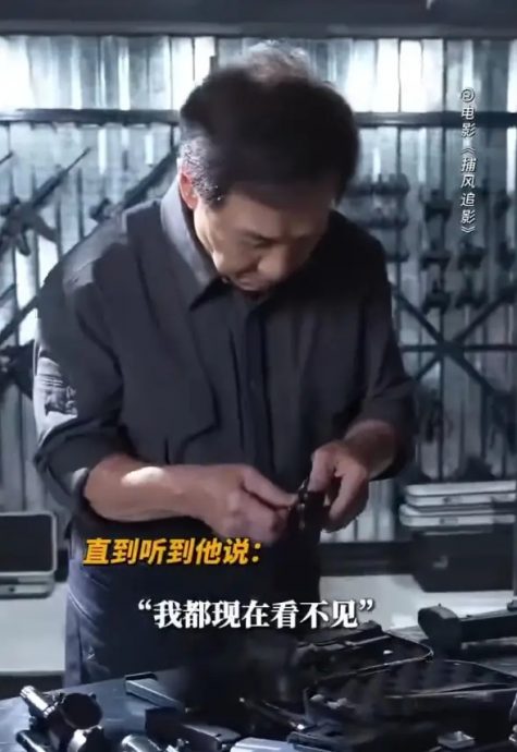 成龙谈71岁身体状态 曝久坐酸痛贴满膏药