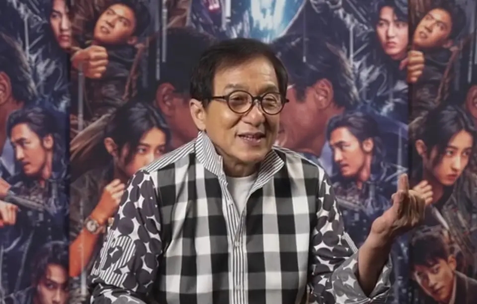 成龙谈71岁身体状态 曝久坐酸痛贴满膏药