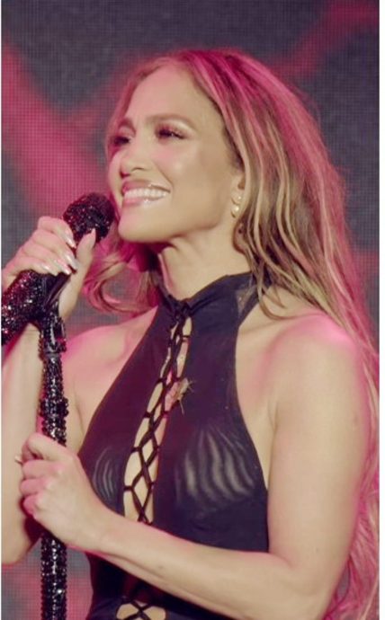 户外开唱巨型蟋蟀爬颈 珍妮花洛庇丝淡定挥甩下台	