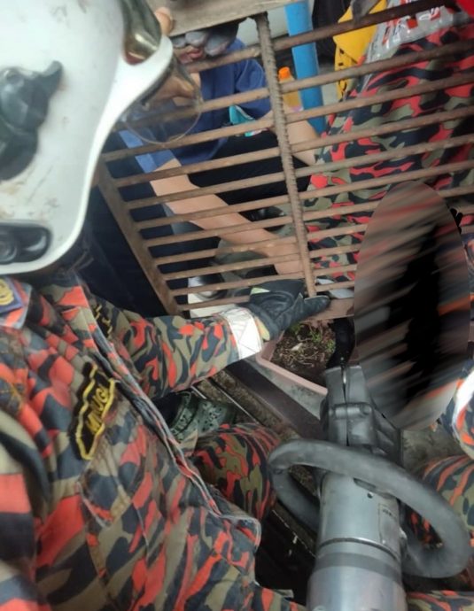 手夹在学校铁沟渠盖缝隙 消拯员助小女生脱困 