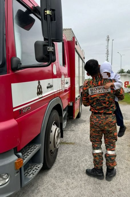 手夹在学校铁沟渠盖缝隙 消拯员助小女生脱困 