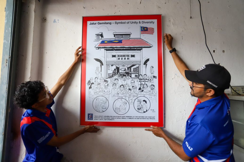 打巴百年茶室挂巨型国旗 倪可敏:民族团结象征