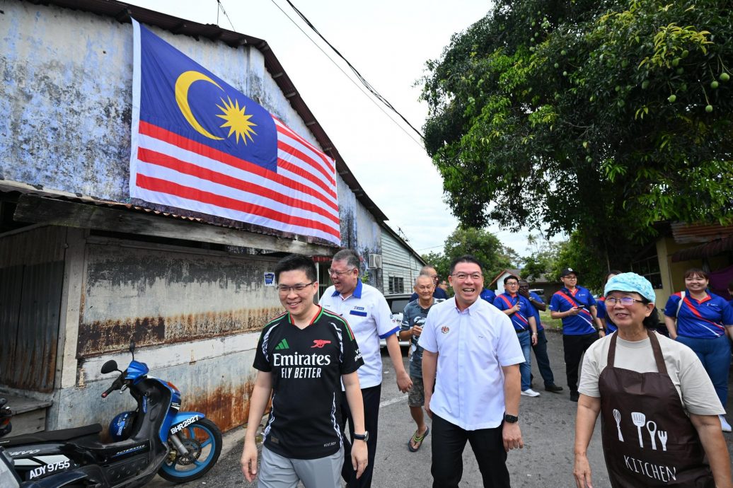 打巴百年茶室挂巨型国旗 倪可敏:民族团结象征