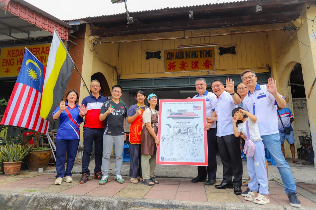 打巴百年茶室挂巨型国旗 倪可敏:民族团结象征