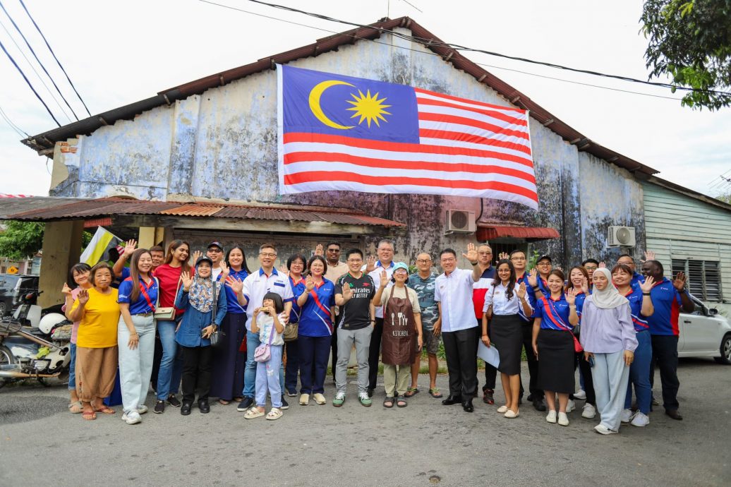 打巴百年茶室挂巨型国旗 倪可敏:民族团结象征