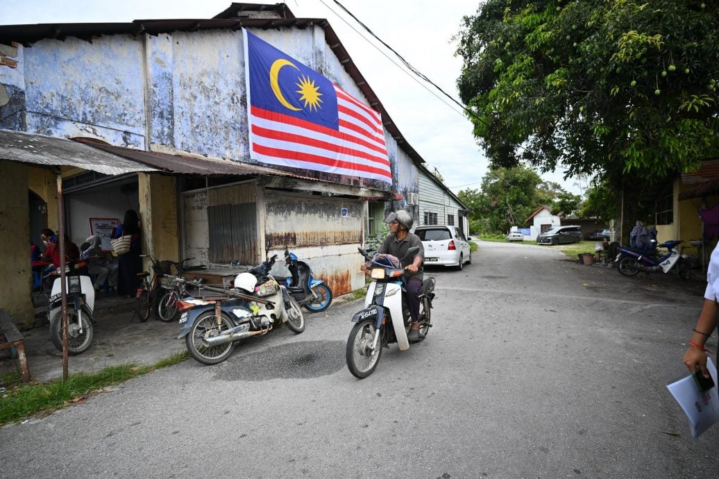 打巴百年茶室挂巨型国旗 倪可敏:民族团结象征