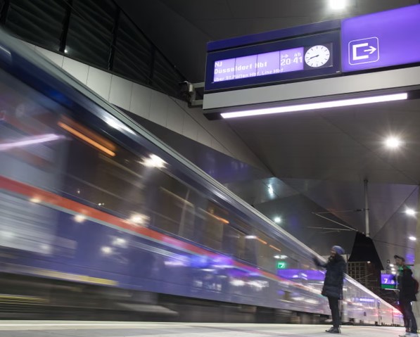 抽烟误车险送命!男子扒高铁外惊险求生