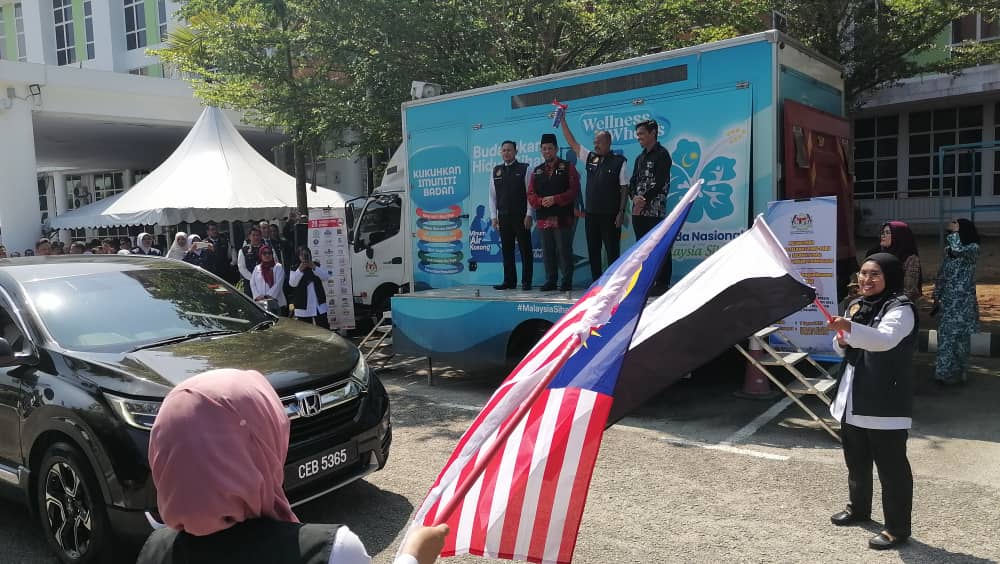 拉查里:地方政府肩负重任,全力打击违规销售电子烟活动。