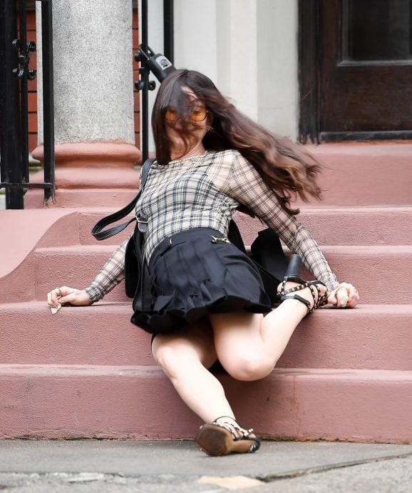 拍《穿着Prada的恶魔2》摔下楼梯 安妮希达薇以笑遮丑