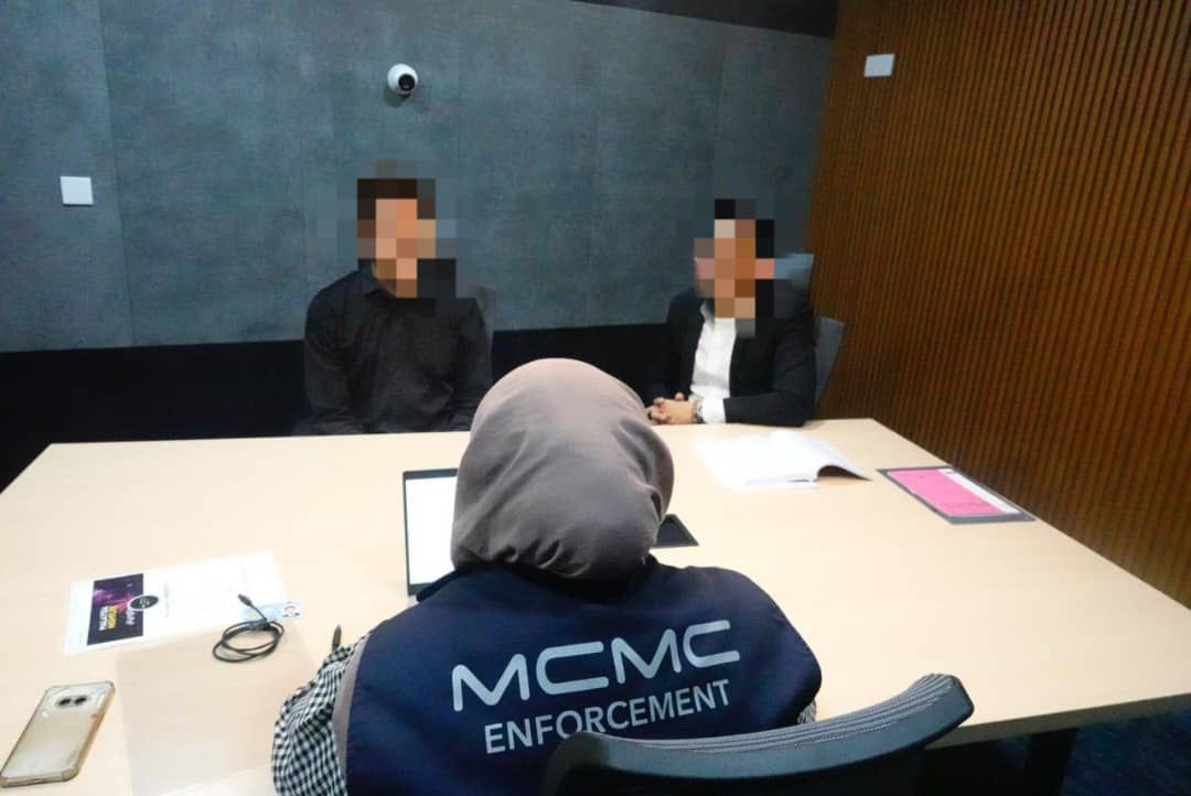 拍摄唱国歌场面嬉闹  MCMC传召2网红录供 主