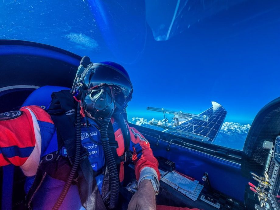 拚图两图)瑞士飞行员刷新纪录　驾太阳能飞机翱翔9521公尺高空