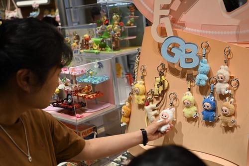 拚图两图)迷你版Labubu开售　多国实体店瞬间售罄