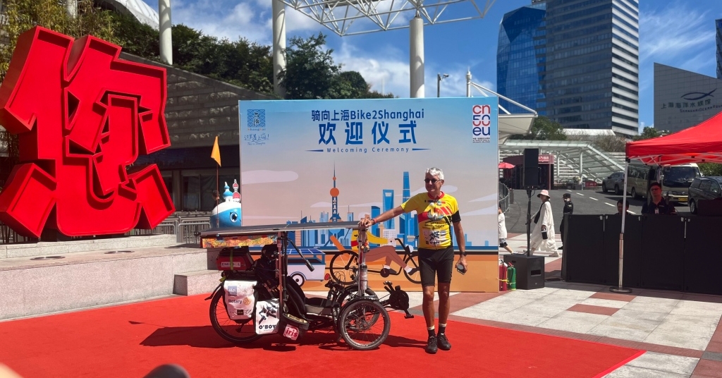 拚图)为鼓励癌症妻抗争病魔 比利时六旬汉骑单车抵上海