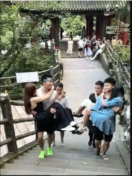 拚盘/峨眉山现高价陪爬团 “公主抱”女游客登山