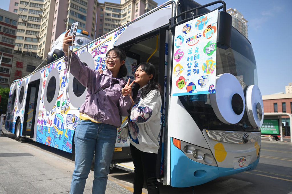 拚盘)巴士客减变通求存 多地推网约巴士“随叫随走”