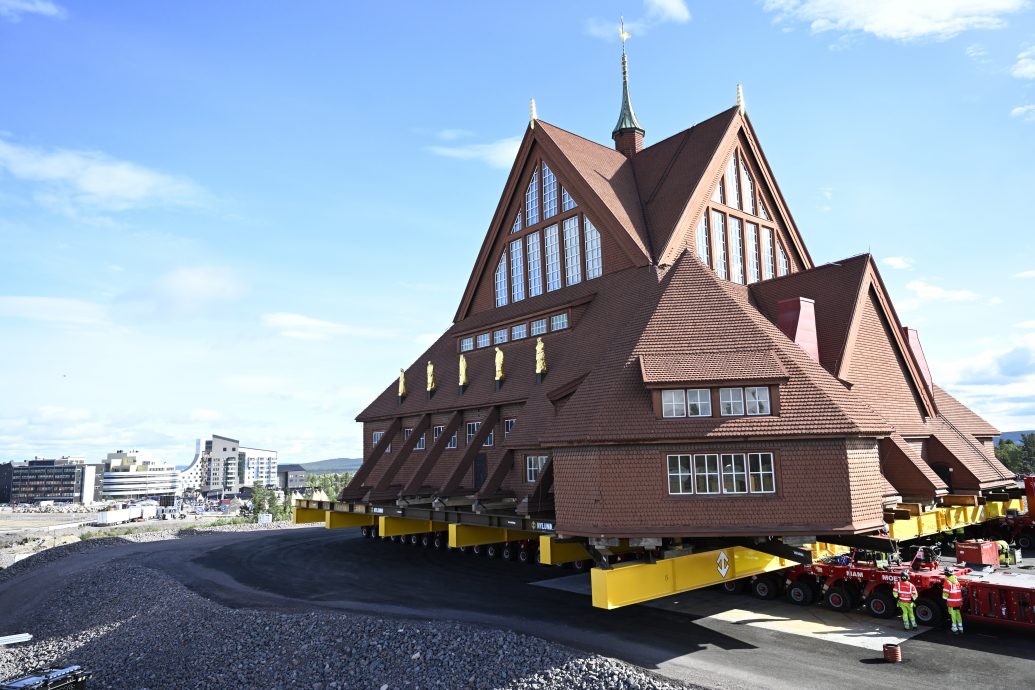 拚盘/瑞典上百年历史教堂耗时两天搬迁 国王见证新址落成