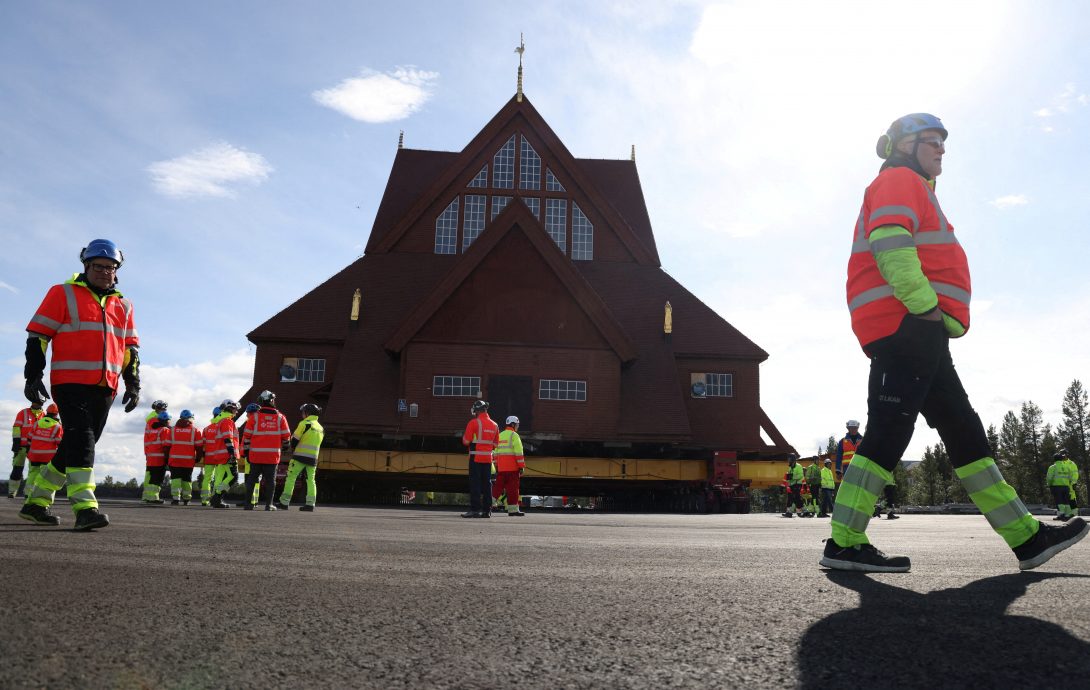 拚盘/瑞典上百年历史教堂耗时两天搬迁 国王见证新址落成