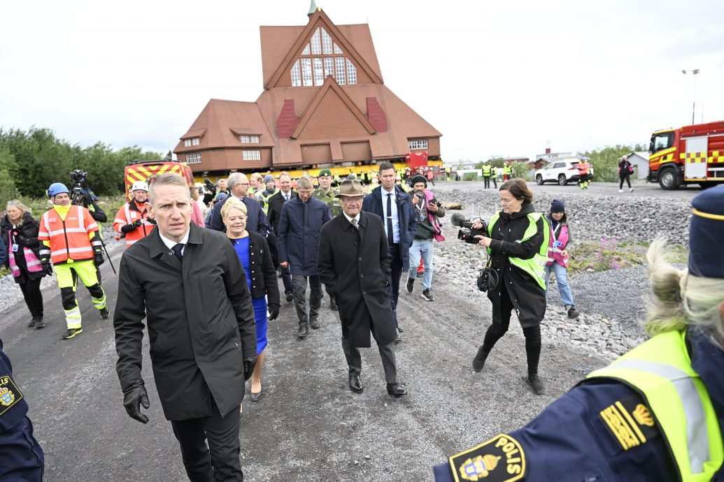 拚盘/瑞典上百年历史教堂耗时两天搬迁 国王见证新址落成