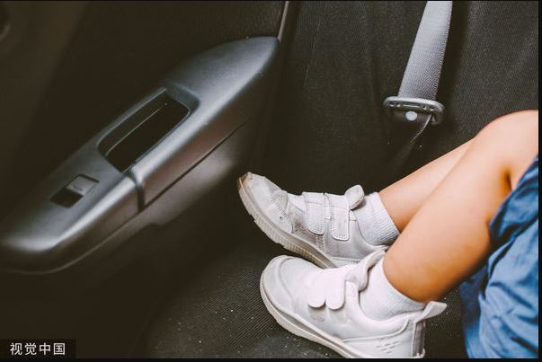 拼图)女童调低汽车座椅压死弟 法院驳父母告车商:监护失职