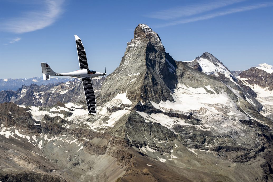 拼盘 2图 未签 瑞士飞行员驾驶太阳电池动力飞机 致力突破10万公尺