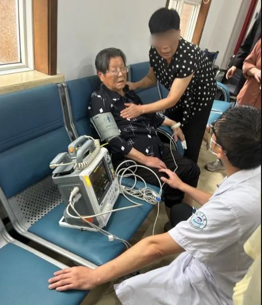   拼盘 “没罪就让他回家！” 儿子被控敲诈勒索 90岁母自学法律出庭辩护