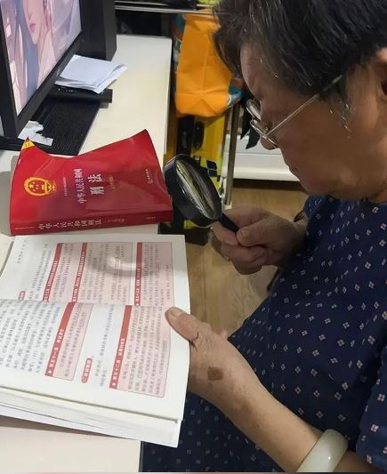   拼盘 “没罪就让他回家！” 儿子被控敲诈勒索 90岁母自学法律出庭辩护