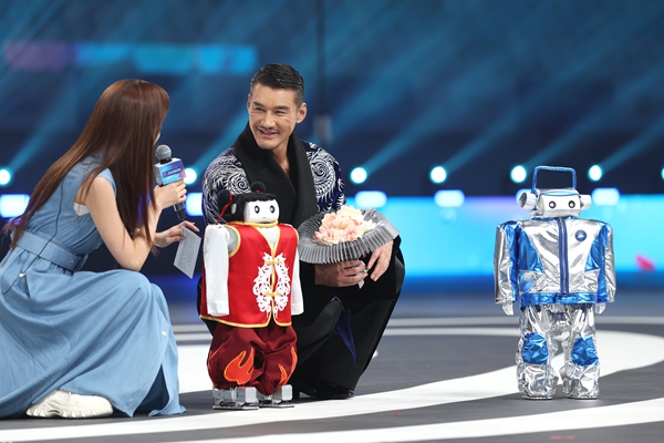 拼盘 全球首届世界人形机械人运动会周四晚北京开幕 机械人模特儿队将亮相