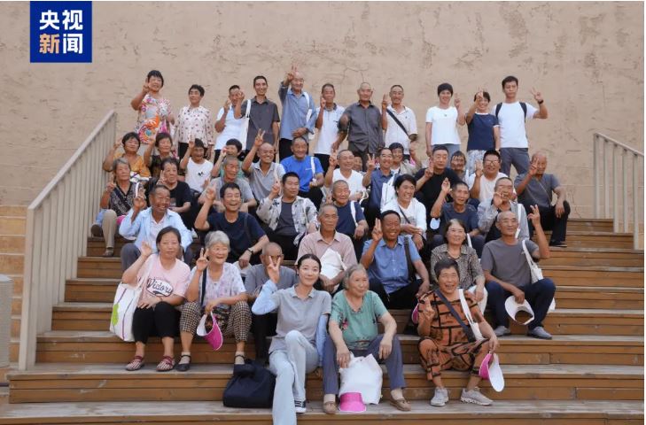 拼盘 视频| 河南卖菜西施李福贵爆红 自费带46农村老人去旅行圆梦