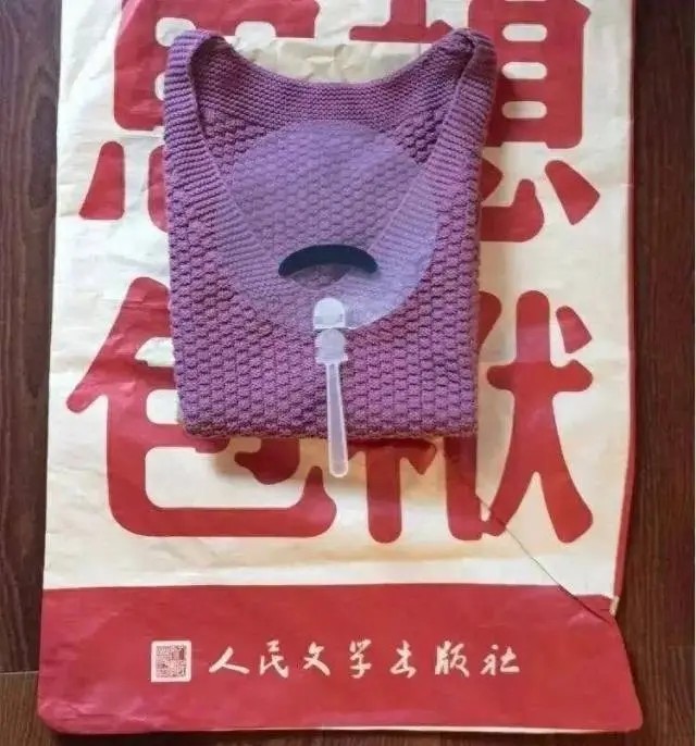 拼盘/上海书展卖“鲁迅毛背心”火了 作家称“穿上文思泉涌”