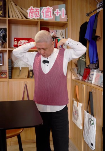 拼盘/上海书展卖“鲁迅毛背心”火了 作家称“穿上文思泉涌”