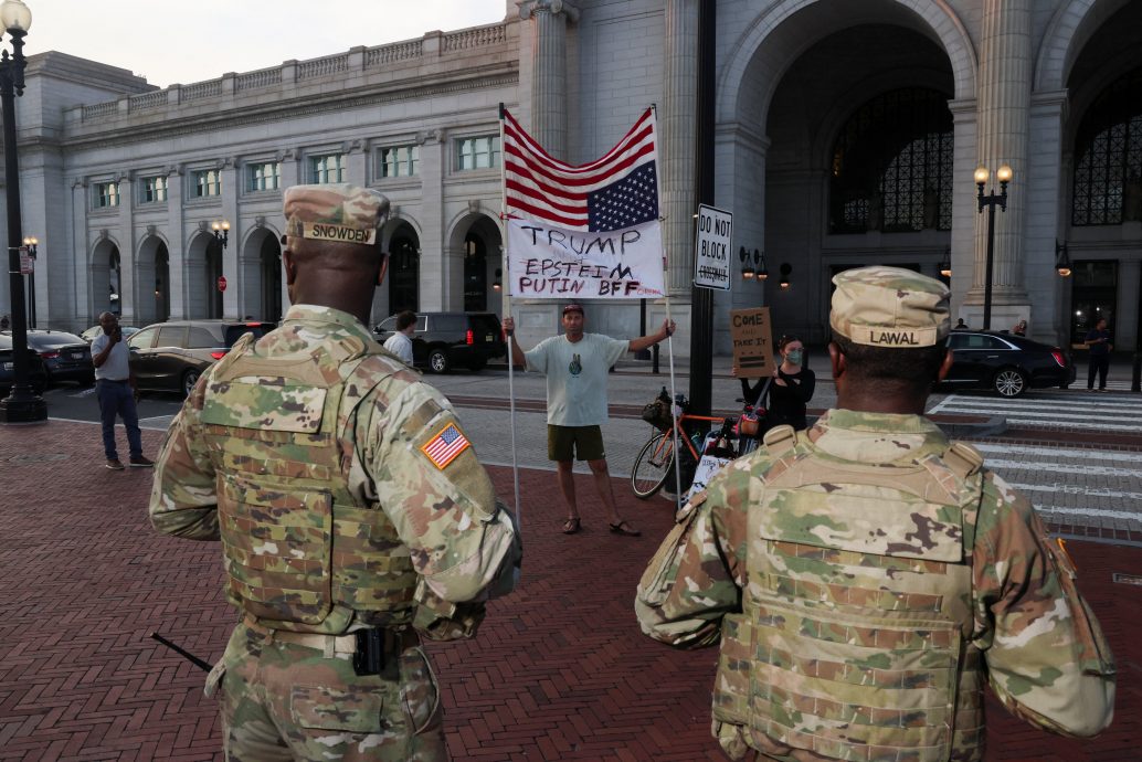 据报华盛顿的国民警卫队或配备武器执勤