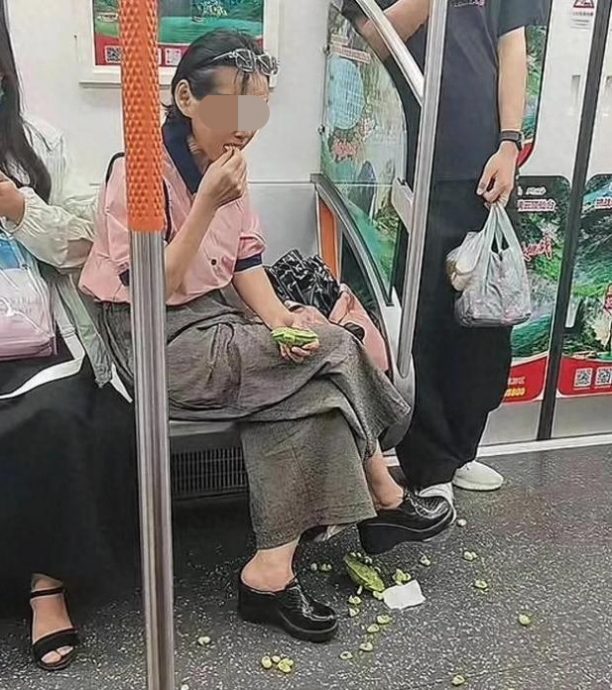 搭地铁吃莲蓬残渣丢地上 大妈不甩大叔提醒还翻白眼