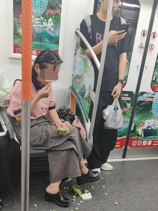 搭地铁吃莲蓬残渣丢地上 大妈不甩大叔提醒还翻白眼