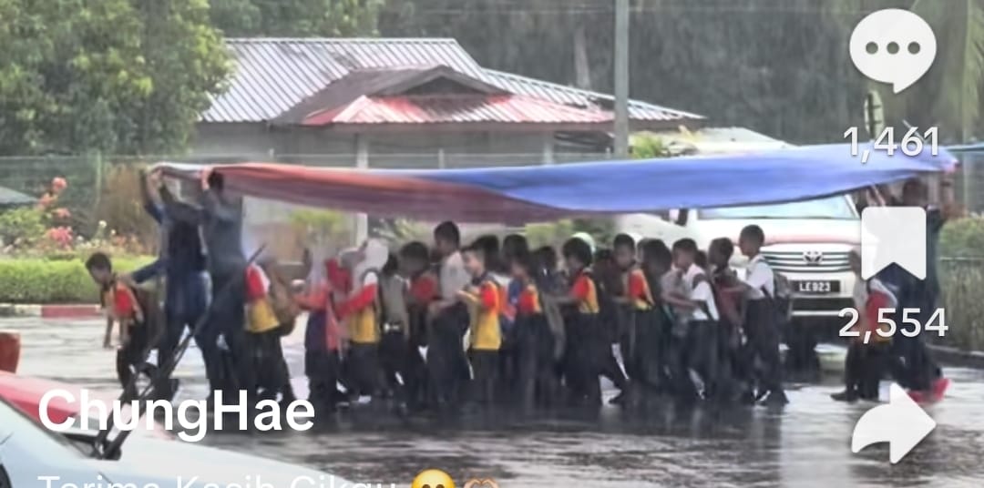 撑起大帆布为学生挡雨