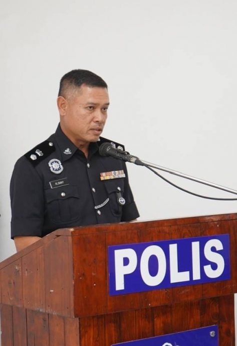 攻击移民局官员被捕·警延扣女游客助查