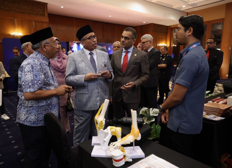 政府首席秘书丹斯里山苏阿兹里呼吁国内各政府机构摒弃“孤岛式”作业文化/忆佩处理