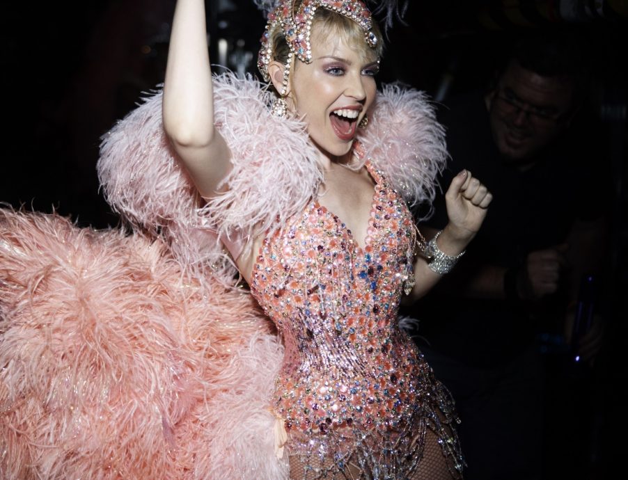 新专辑化身表演女郎造型 泰莱遭疑涉抄凯莉米诺葵