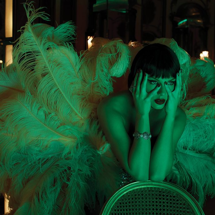 新专辑化身表演女郎造型 泰莱遭疑涉抄凯莉米诺葵