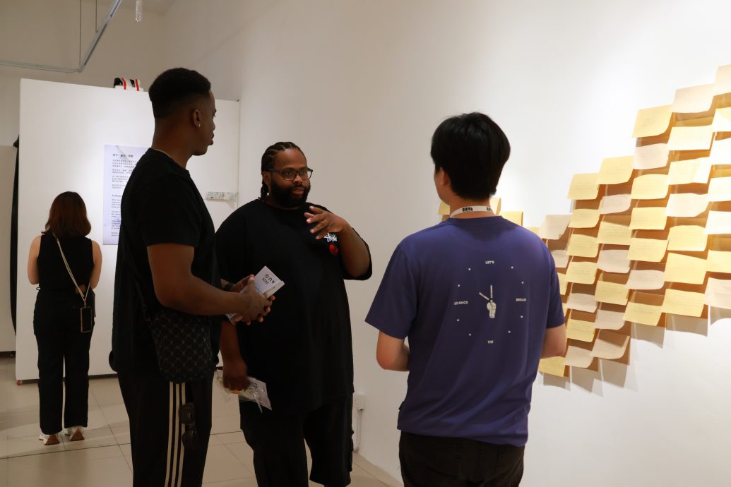  新纪元学生策划《吹哨者》展览 吹响反性骚扰之声