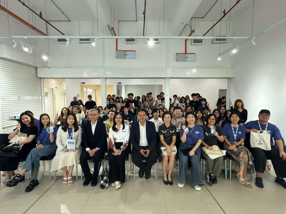  新纪元学生策划《吹哨者》展览 吹响反性骚扰之声