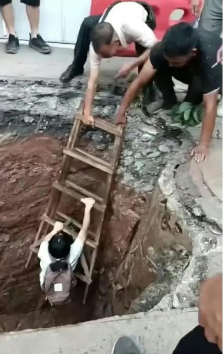 无人驾驶疑失灵坠坑　民众放木梯救人