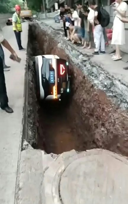 无人驾驶疑失灵坠坑　民众放木梯救人