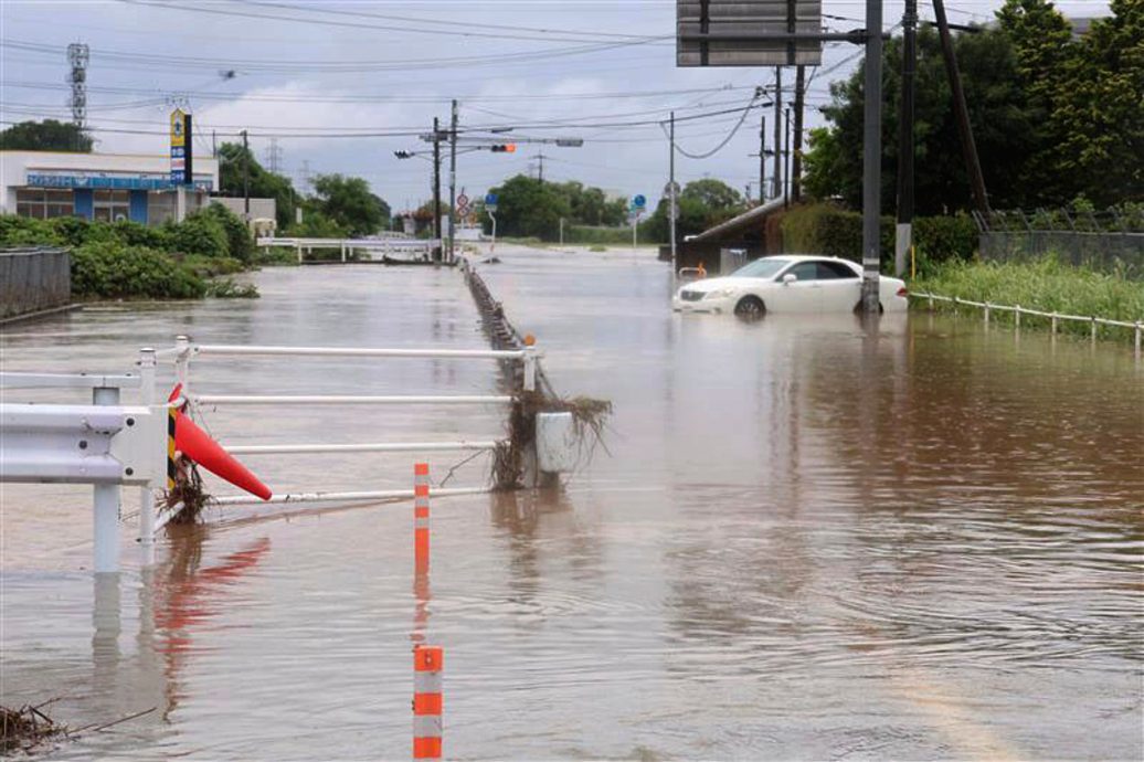 日本南部暴雨引发洪水和泥石流 假日出行大受影响