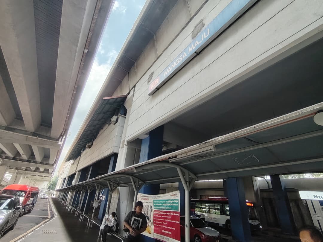 旺沙马朱轻快铁站 街灯失灵有安全隐患