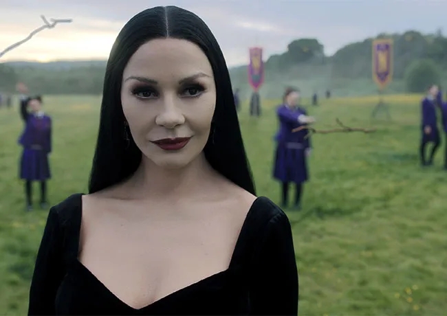 昔被看衰婚姻“撑不久” 凯特琳芝达锺丝放闪80岁老公迎银婚