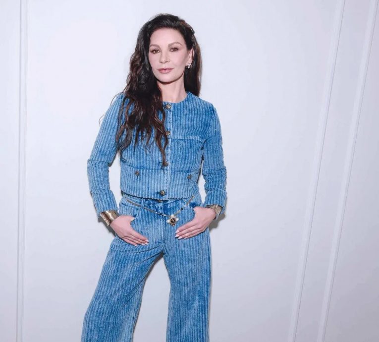 昔被看衰婚姻“撑不久” 凯特琳芝达锺丝放闪80岁老公迎银婚